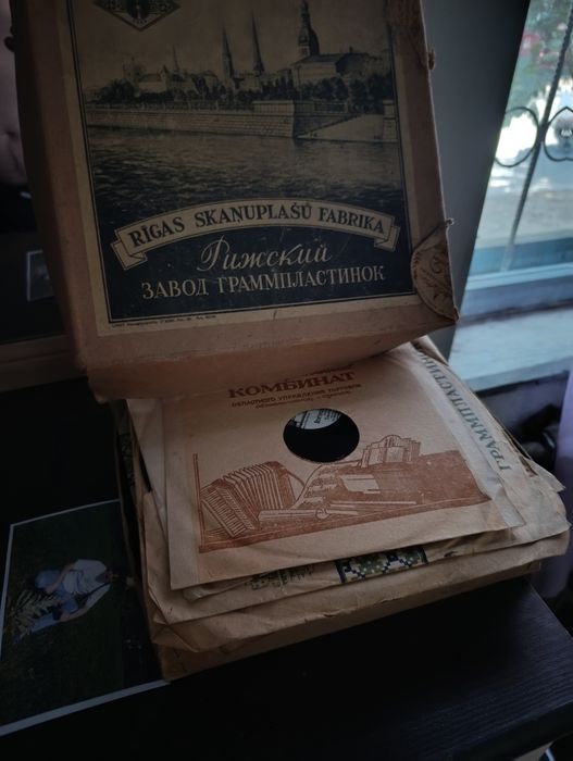 Патефон с запасными иглами