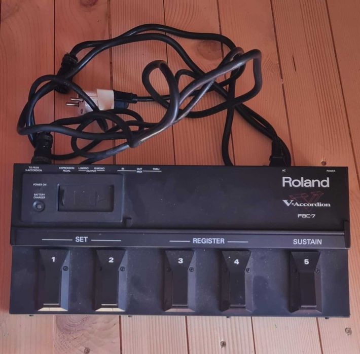 Електрически акордеон Роланд 120 баса