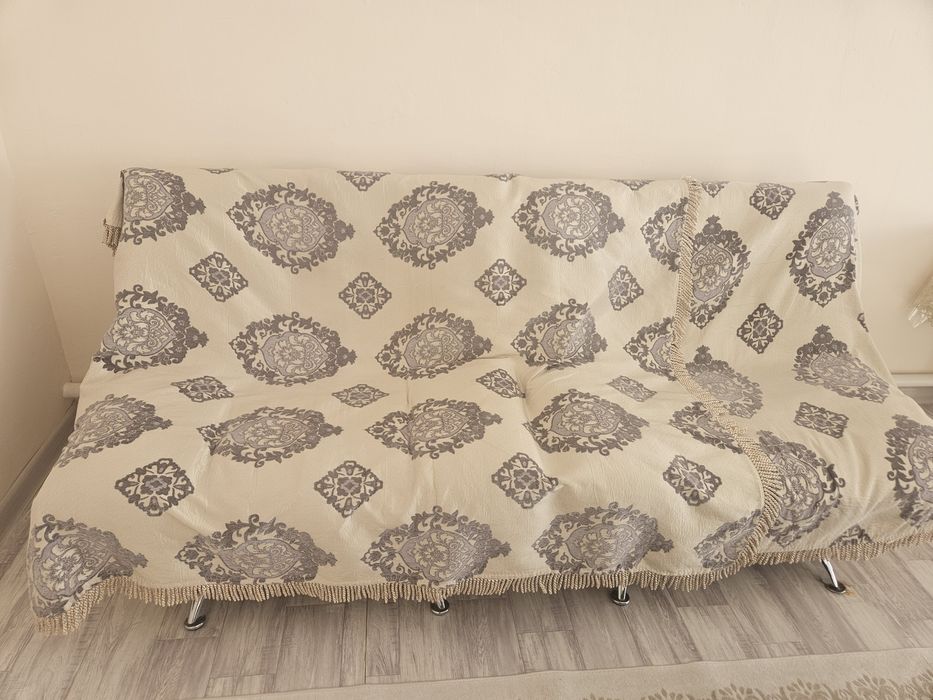 Диван с двумя огромных креслами