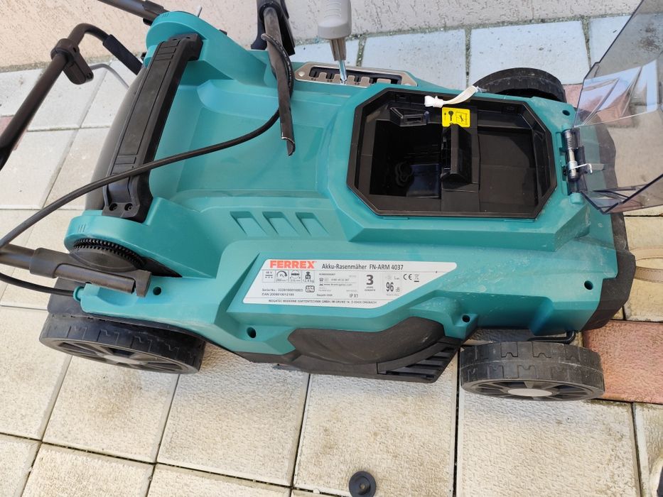Mașina electrică de tuns iarba