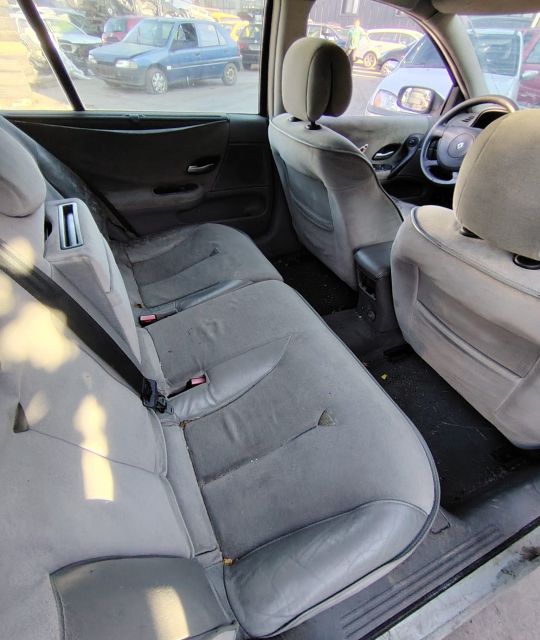 Bara fata Renault Laguna 2002 1.9 DCi MT (120 hp)