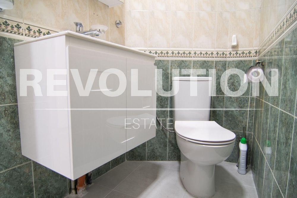 Дава се под наем Тристаен апартамент в Пловдив, Център - 150 кв.м за 1994.61 € - Снимка #7