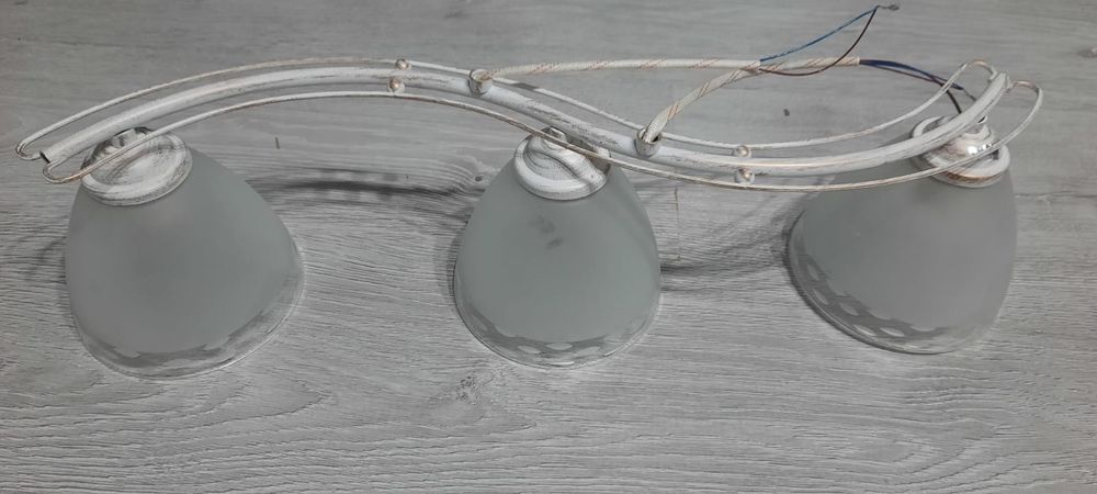 Lustra alb antichizat cu 3 becuri E27