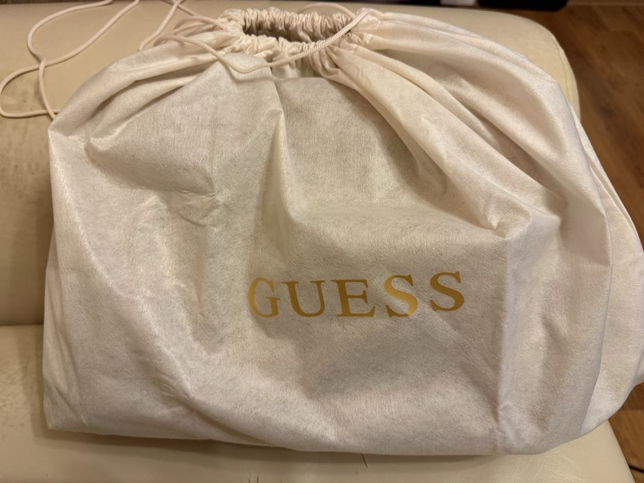 Чисто нова оригинална чанта Guess