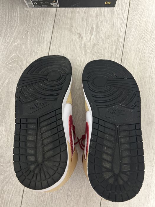 Adidasi Air Jordan 1 Mid Light Curry
