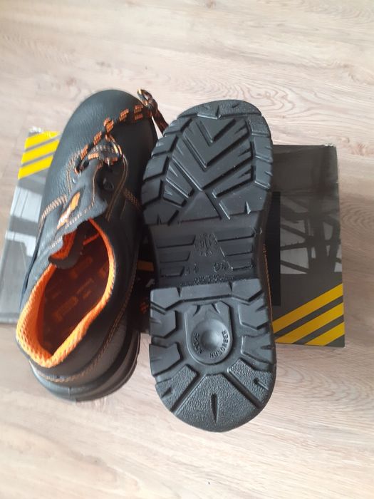 Нови работни обувки