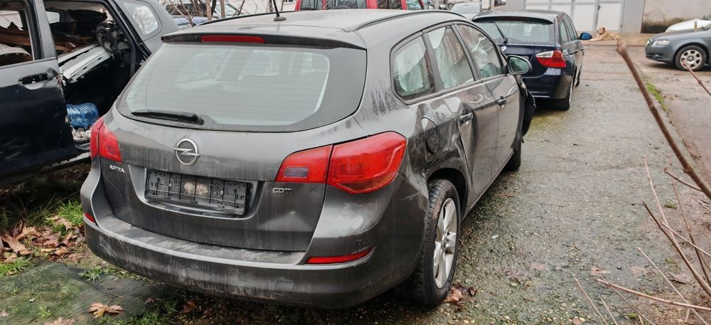 Продавам на части Opel Astra J 1.7 CDTI 125к.с.