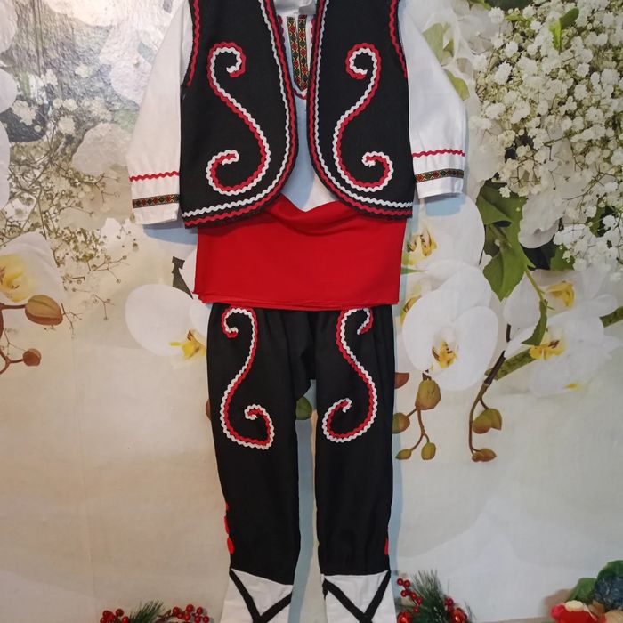 Народна носия със ширити за момче