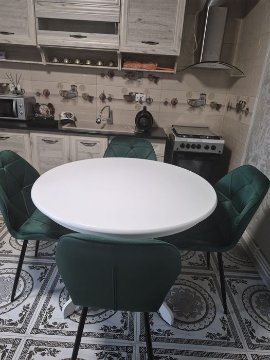 Vând masa rotunda cu scaune de catifea