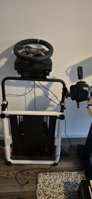 Setup sim racing Logitech G920 cu suport StableDesk