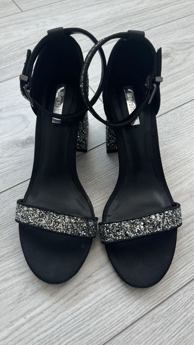 Босоножки серебристые