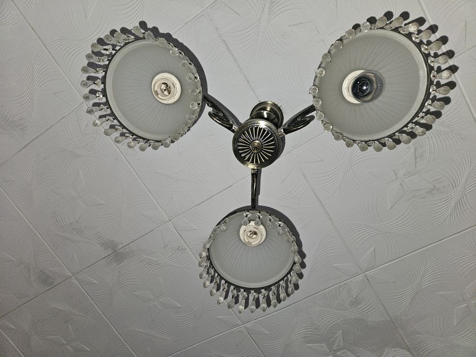 Продам люстры трехрожковую