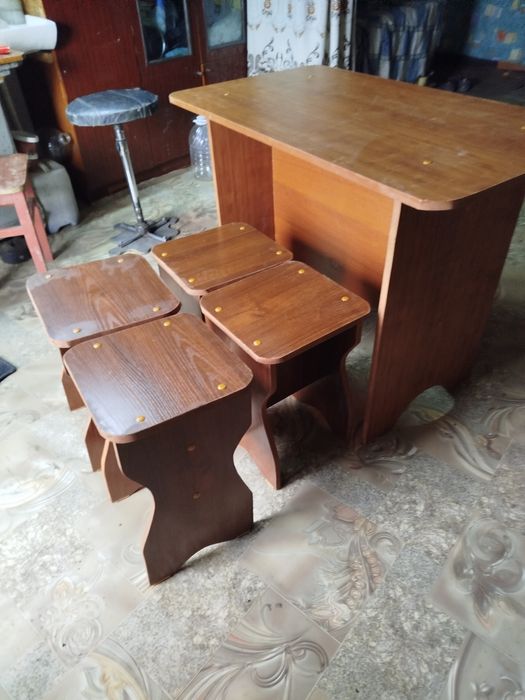 Четыре стула и стол