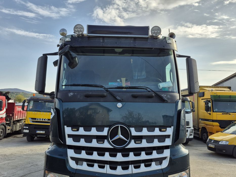 Autobasculanta 8×4 cu macara