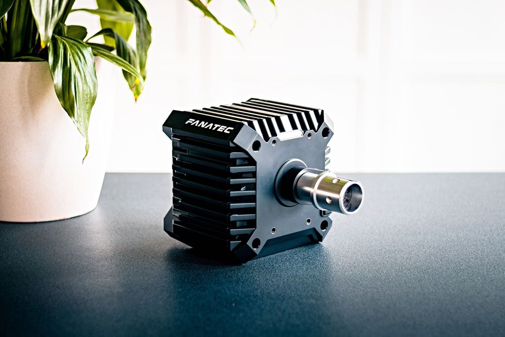 Продавам цял Fanatec sim racing setup с монитор и стойка,