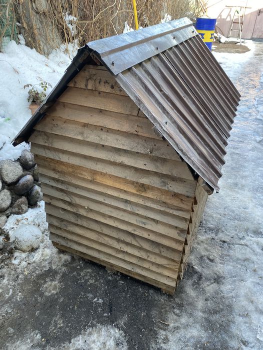 Продам будку для собак просторная