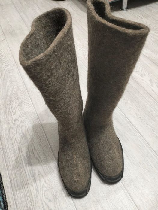 Продам валенки за 10000т.