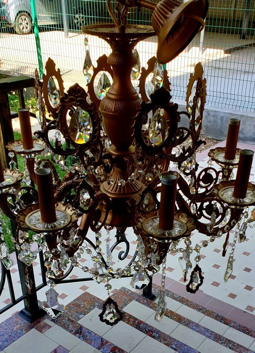 Люстра для гостиной в провансальском стиле.