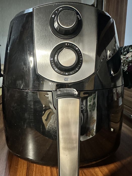 Vând Airfriyer Kumtel model de 8,5 litri