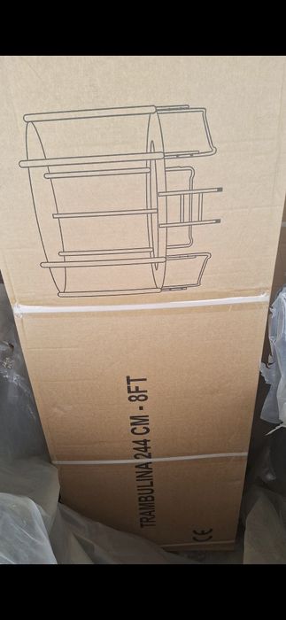 Trambulina fixa cu plasa de protectie.Produs nou in cutie ,sigilat . PRET FIX