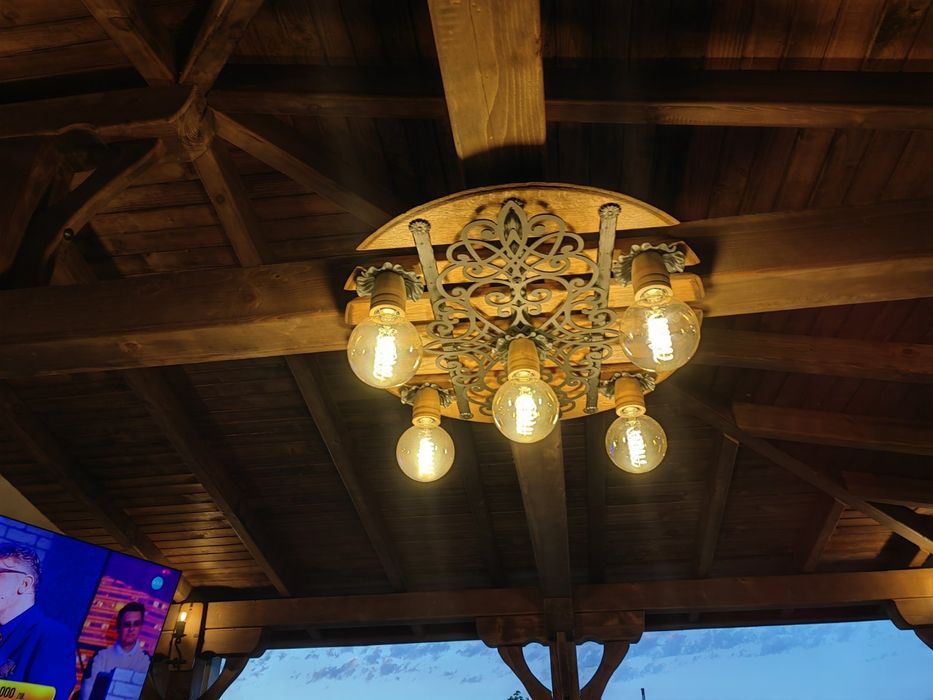 Ръчна изработка на битово осветление от дъно на дъбово буре.