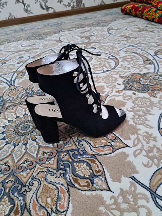 Янги оёк кийим, кийилмаган