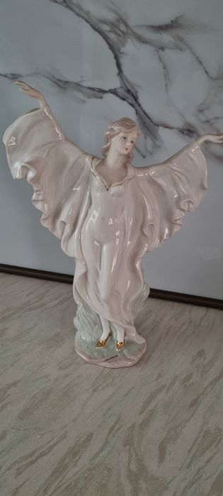 Статуэтка фарфоровая