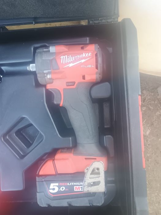Pistol impact milwaukee fiw2f12 , baterie 5 ah,cutie și încărcător rap