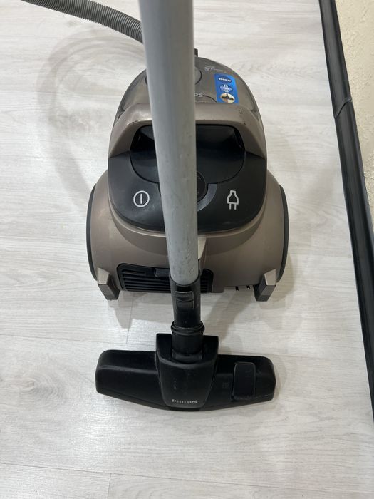 Продам мощный пылесос Philips
