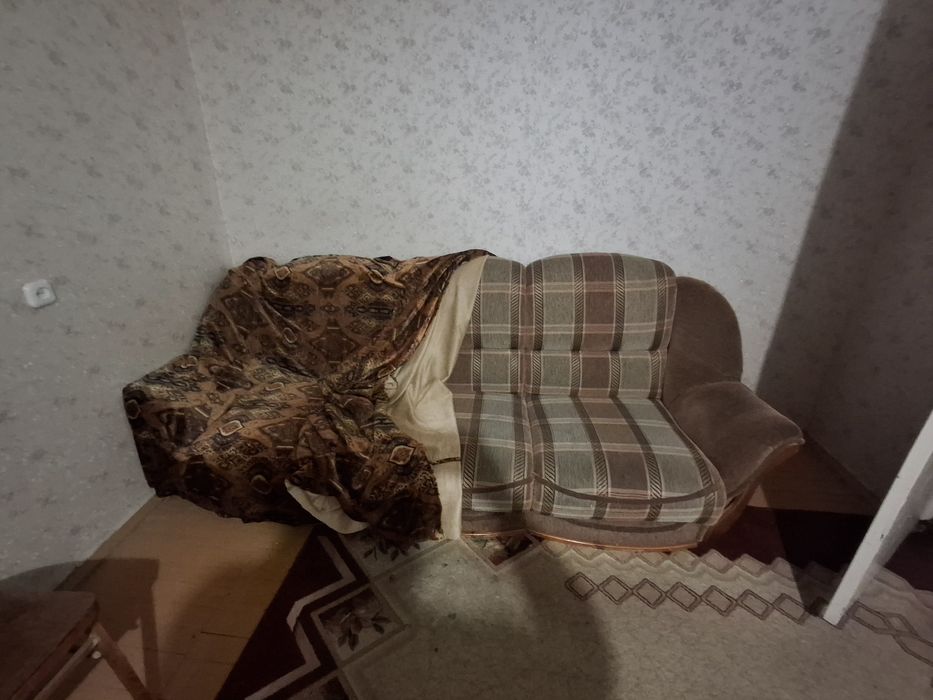 Бесплатно отдам в дар диван с двумя креслами