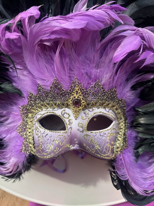 Оригинална маска с пера от Венеция