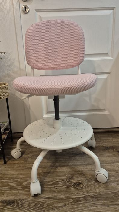 Детски- момичешки  въртящ се стол  с колелца