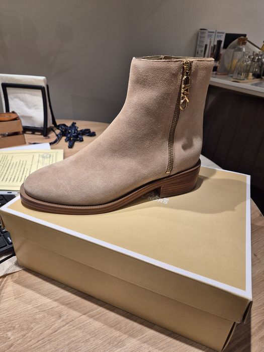 Боти  Michael Kors 40 номер, чисто нови
Regan Suede Ankle Boot