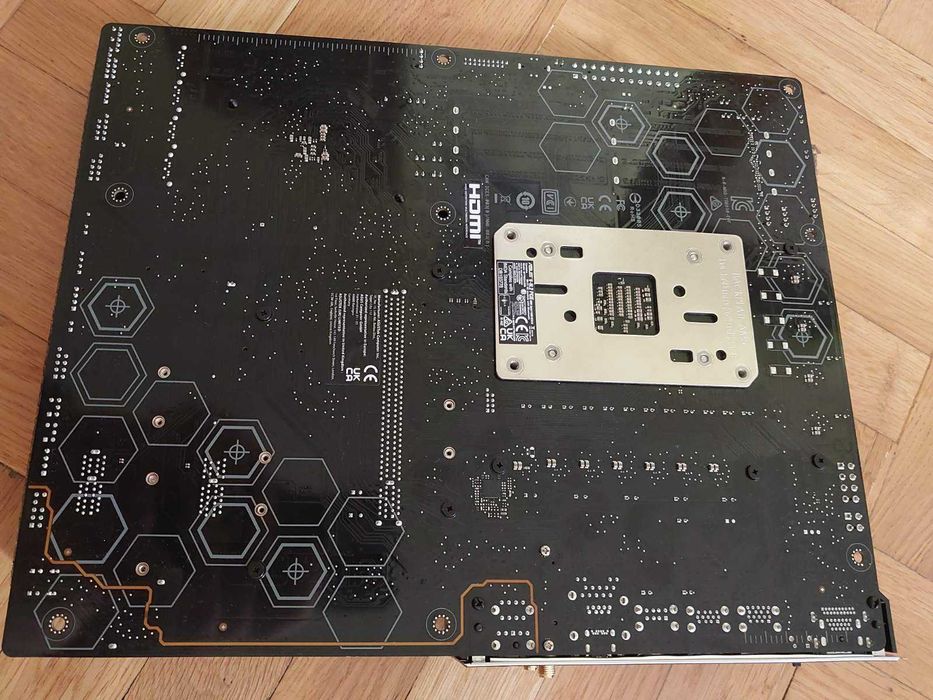 AMD Ryzen 7 9800X3D + Asus TUF B650-E Wi-Fi