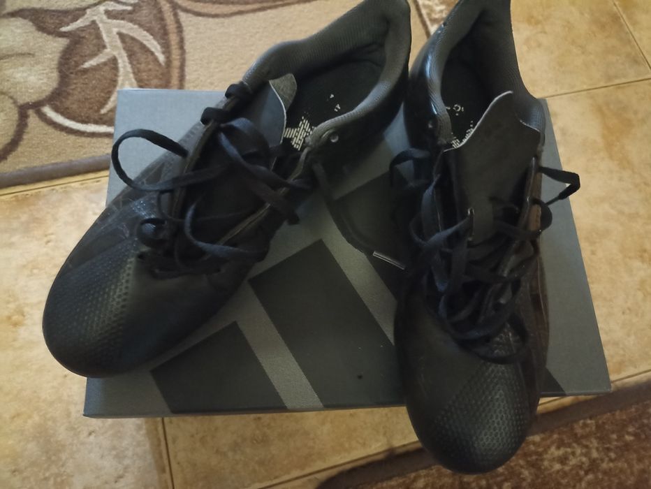 Продавам футболни обувки