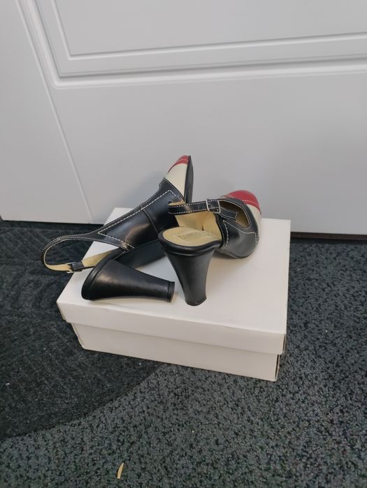 Pantofi dama piele naturala măsura 37, dar se potrivesc pt 36, 5