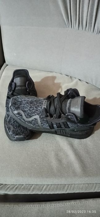 Pantofi sport,i de vânzare.