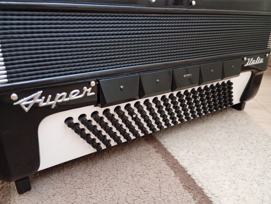 Vând acordeon GUERRINI