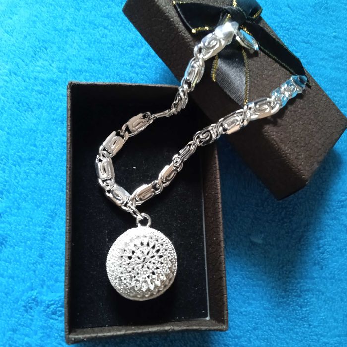 Нова, масивна сребърна гривна с голяма висулка. В кутия за подарък.