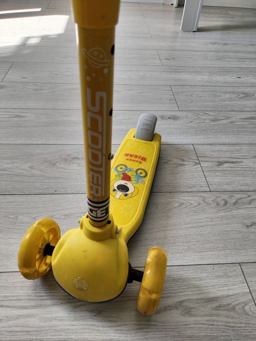 детский самокат .