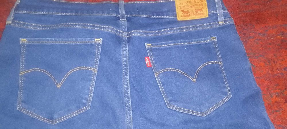 Levis 701 Продаются джинсы.