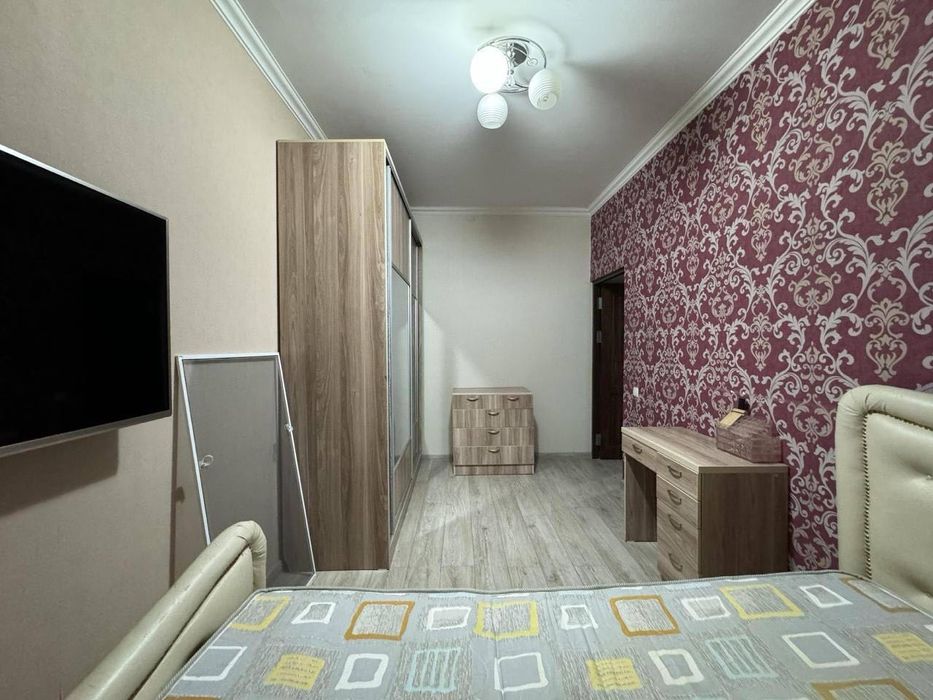 ОЙБЕК МЕТРО Центр Города Трехкомнатная 3/6/9 Площадь-75м2 Ремонт-Хорош