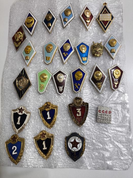 Значк и ромбики об окончании вузов СССР