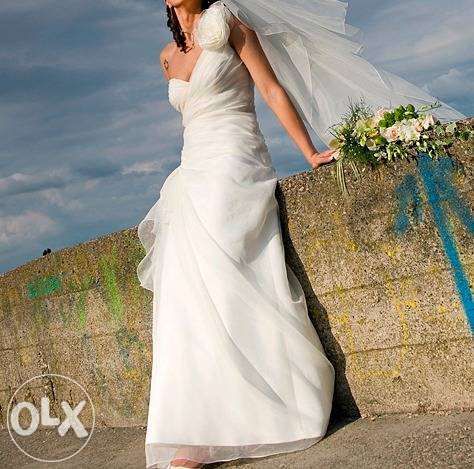 Rochie de mireasa Agnes Toma si voal lung