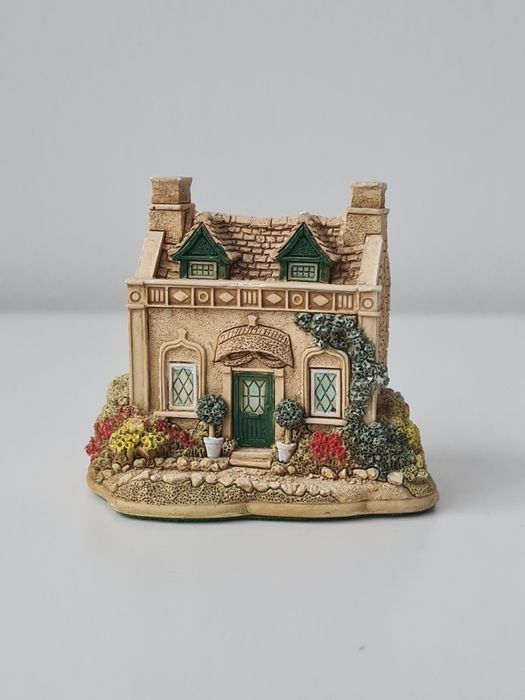 Колекционерска фигурка Lilliput Lane Pineapple Spa