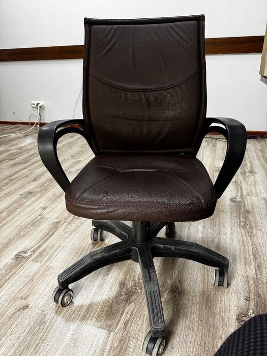 Продам 2 кресла руководителя и обычное