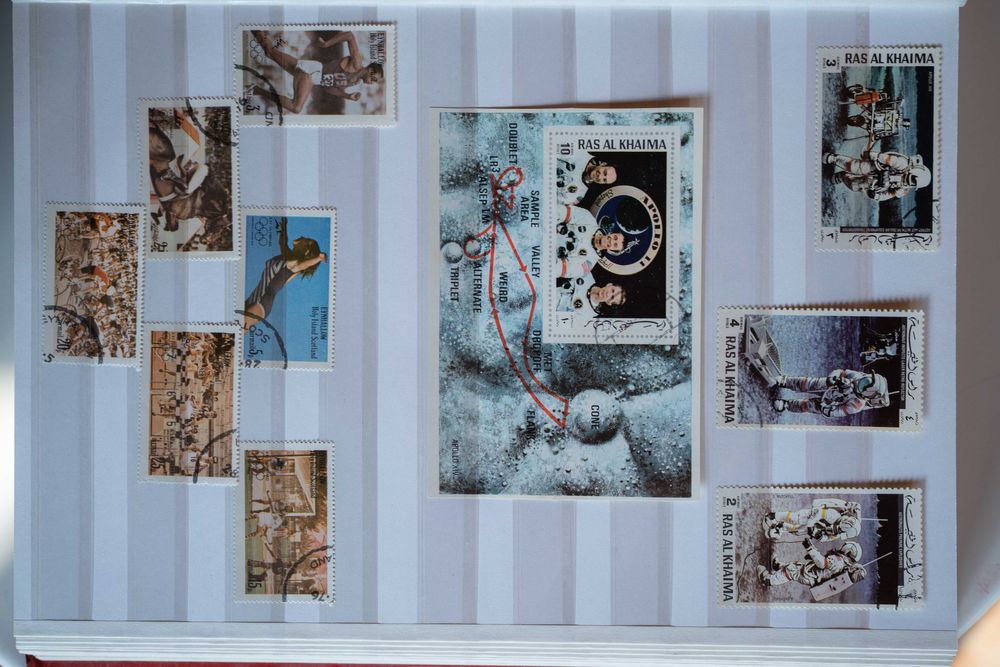 Vând 7 clasoare cu peste 1700 de timbre.