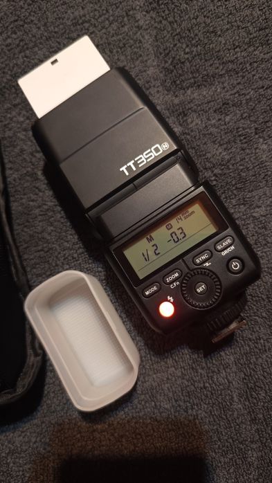 Vând Nikon D5200 și bliț Godox TT350N