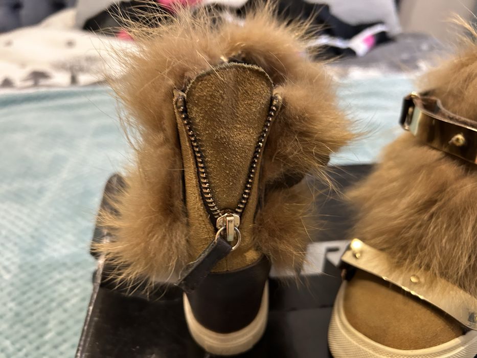 Обувки с естествен косъм