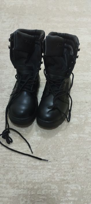 Продам коженные летние берцы 40 размера.